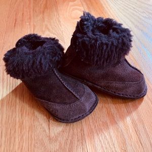 UGG boots crib style size M.